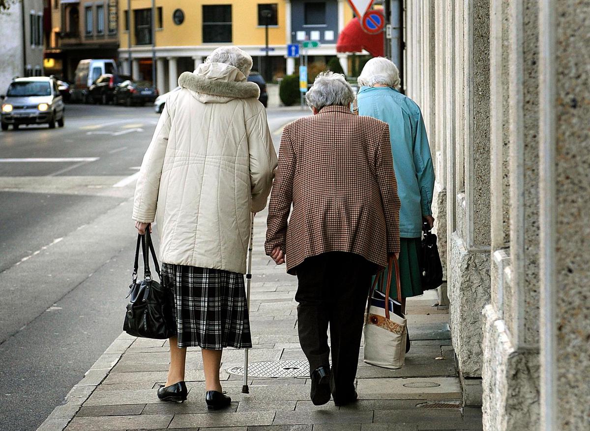 Les aînés se sont inquiétés de savoir que leurs rentes seront versées plus tard dans le mois.