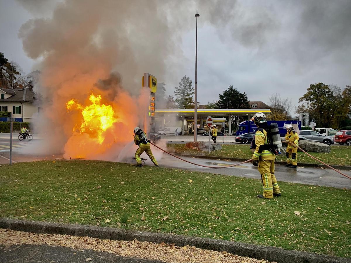 Genève – Une remorque prend feu près d’une station-service