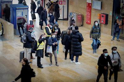 Reportage à la gare – Les gilets jaunes de Cornavin volent au secours des voyageurs perdus