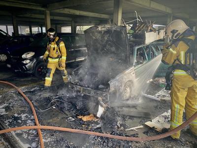 Sinistre dans un parking verniolan – Un incendie ravage une voiture au Lignon