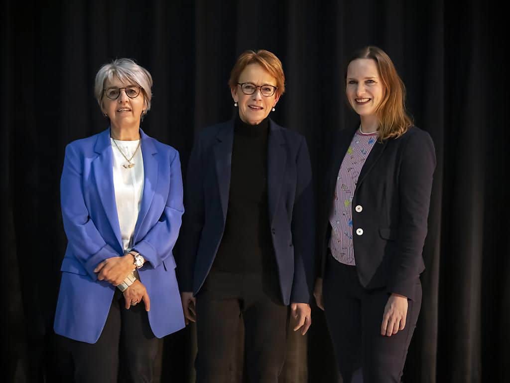 Trois candidates sont sur les rangs (de gauche à droite): la conseillère aux États jurassienne Elisabeth Baume-Schneider, la conseillère aux États bâloise Eva Herzog et la conseillère d’État bernoise et ancienne conseillère nationale Evi Allemann.