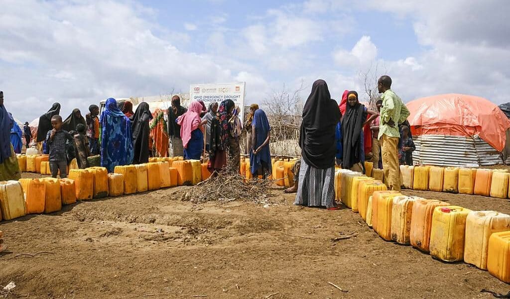 Des Somaliens et Somaliennes chassés par la sécheresse font la queue à l’extérieur de la ville de Baidoa pour remplir des bidons d’eau potable. (Photo d’archives, octobre 2022)