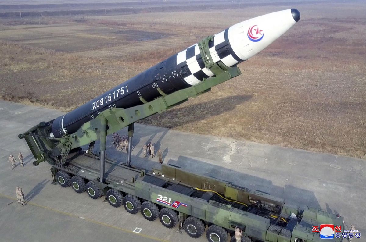 Le missile intercontinental nord-coréen avant son lancement.