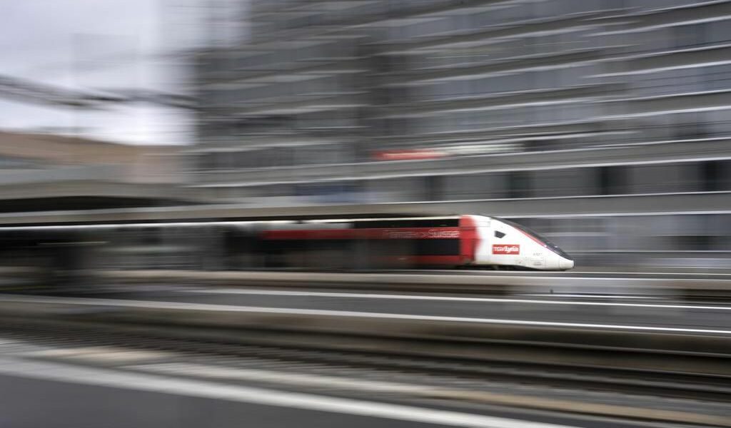 Une «reprise progressive» est envisagée lundi, avec 3 trains sur 4 vers tous les axes TGV, selon la SNCF. 
