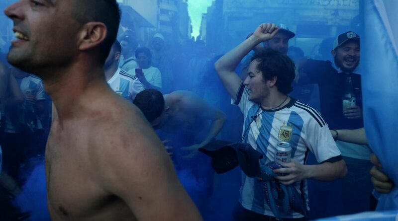 Les Argentins célèbrent la victoire de leur équipe au Mondial à Buenos Aires, le 18 décembre 2022.