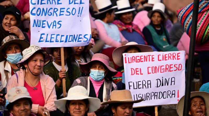 Les soutiens du président partant Pedro Castillo manifestaient pour son retour ce mardi à Cuzco.