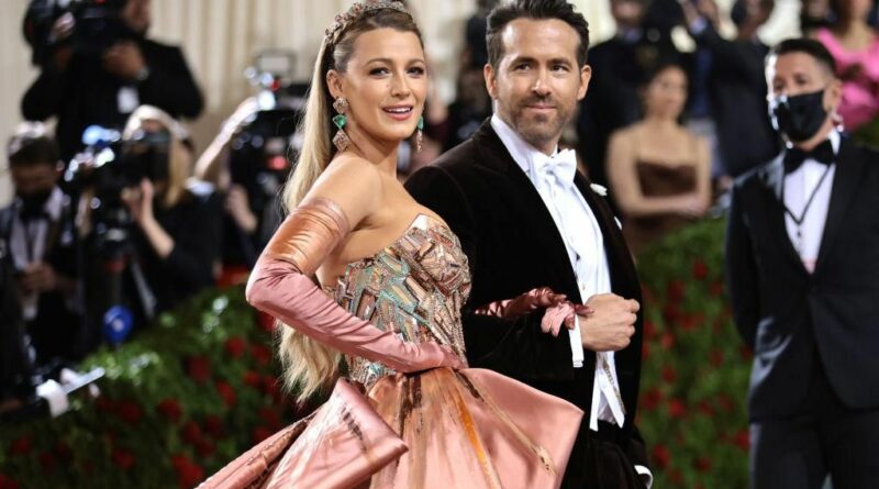 En mai 2022, son apparition sur les marches du Met Gala avait fait sensation dans une sculpturale robe bustier Versace 2 en 1 en cuir et paillettes couleur cuivre.
